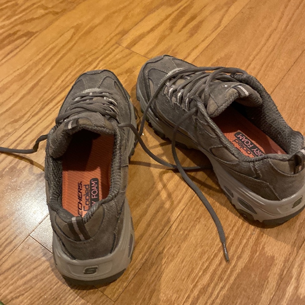 Sketchers D’Lites women’s sneakers.  Size 8.5 only worn 2ce. Like new. Taupe